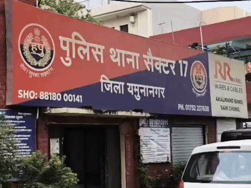 यमुनानगर में रास्ते की जमीन की रजिस्ट्री पर विवाद:आरोप-कब्जे के लिए मां के नाम कराई रजिस्ट्री, विरोध करने पर घर में की तोड़फोड़
