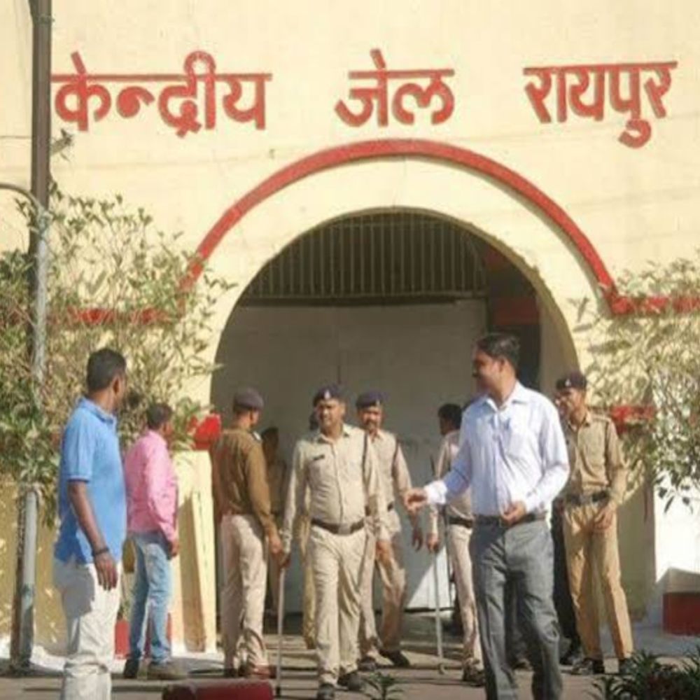सेंट्रल जेल में नवरात्रि पर 1300 बंदियों को बांटे फल:काली माता सेवा समिति ने उपवास रखने वाले बंदियों तक पहुंचाई सेवा