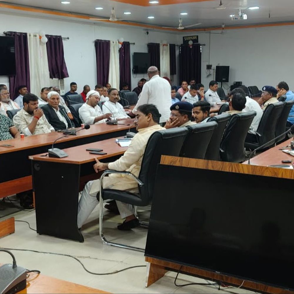 पूजा पंडालों में 20 ट्रेंड स्वयंसेवकों की तैनाती अनिवार्य:दुर्गा पूजा और दशहरा को लेकर शांति समिति की बैठक; रात 10 बजे के बाद लाउडस्पीकर बजाने पर रोक