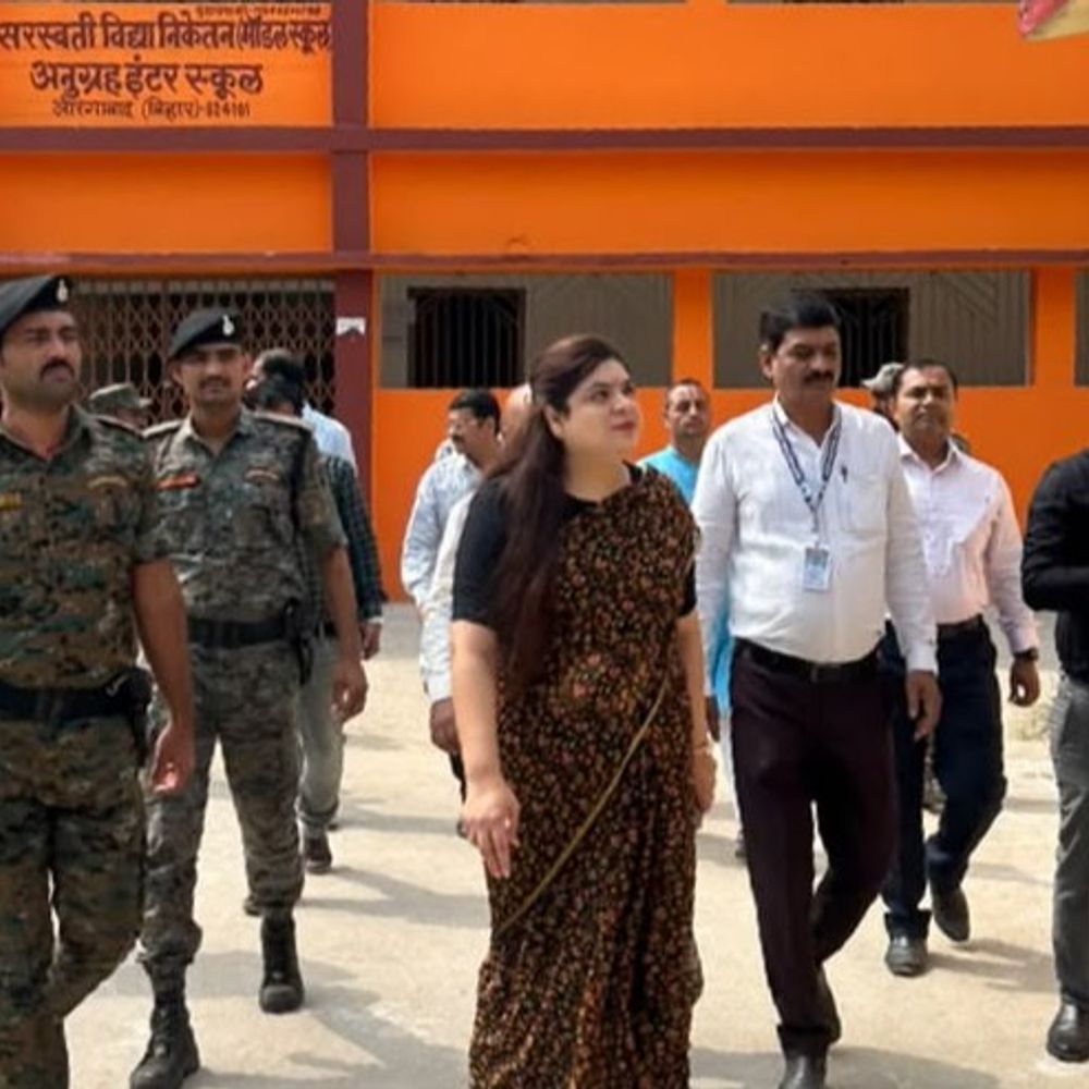 औरंगाबाद में 3 मॉडल स्कूलों का DM ने लिया जायजा:स्मार्ट क्लास देखी, विद्यार्थियों से बात कर जानीं पढ़ाई की समस्याएं