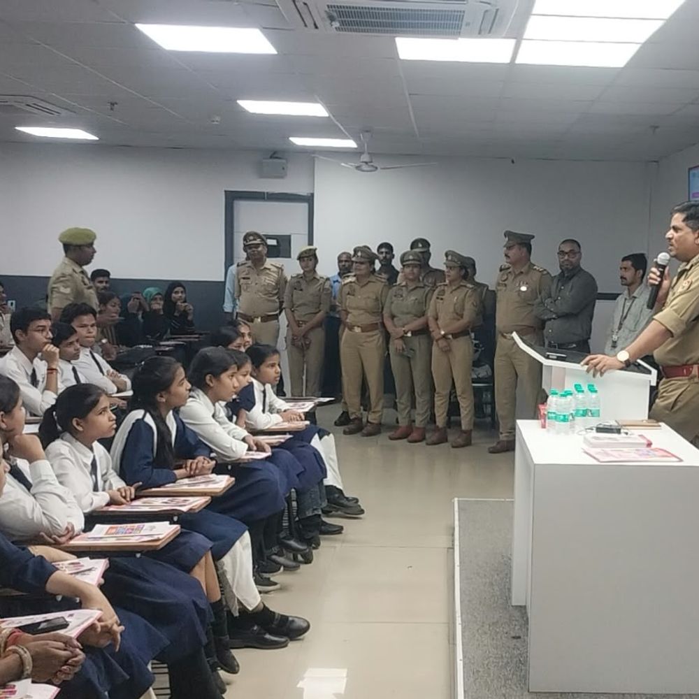 छात्राओं को करियर गाइडेंस के साथ साइबर सुरक्षा के टिप्स:कैसरबाग में कार्यक्रम, मुख्यमंत्री अभ्युदय योजना के तहत प्रतियोगी परीक्षाओं की निशुल्क कोचिंग की जानकारी दी