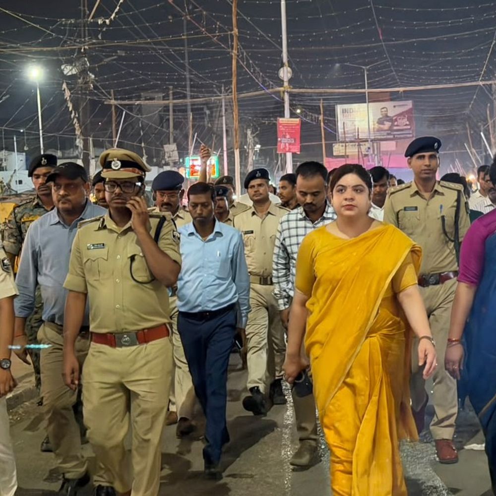 दुर्गा पूजा को लेकर डीएम-एसपी ने निकाला फ्लैग मार्च:रमेश चौक से शहर के प्रमुख मार्गों से गुजरे अधिकारी, संवेदनशील स्थलों पर दंडाधिकारी तैनात