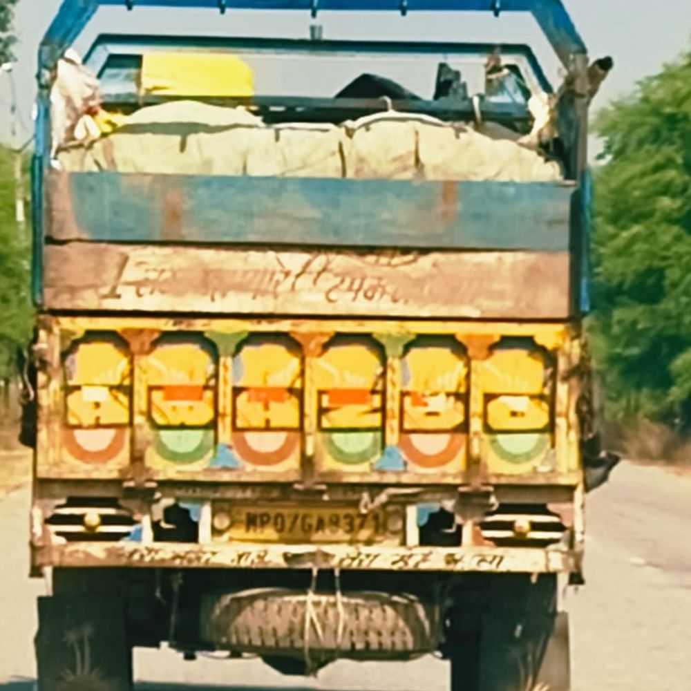 भिंड में पिकअप से NPK खाद की 100 बोरियां जब्त:गोराघाट-डबरा तक पहुंची पुलिस, 3600 बोरी बरामद, पुलिस जांच में जुटी