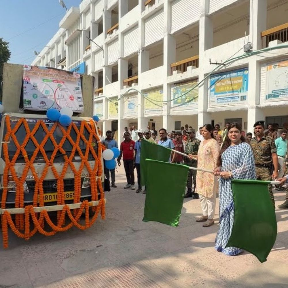 औरंगाबाद की 144 पंचायतों में चलेगा आपदा जागरूकता अभियान:डीएम ने चार एलईडी वाहनों को दिखाई हरी झंडी, 18 दिन तक 11 प्रखंडों में करेगा भ्रमण