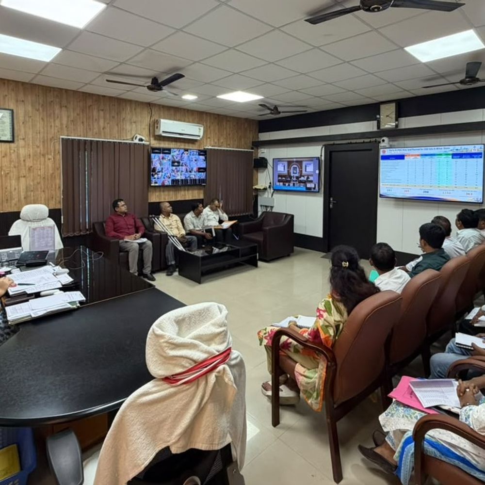 औरंगाबाद- छठ से पहले सड़कों की मरम्मत, स्ट्रीट लाइट लगाएं:मुख्य सचिव ने वीडियो कॉन्फ्रेंसिंग में दिया निर्देश, अधिकारियों से जिलाधिकारी बोलीं- समय से कराए जाएं काम
