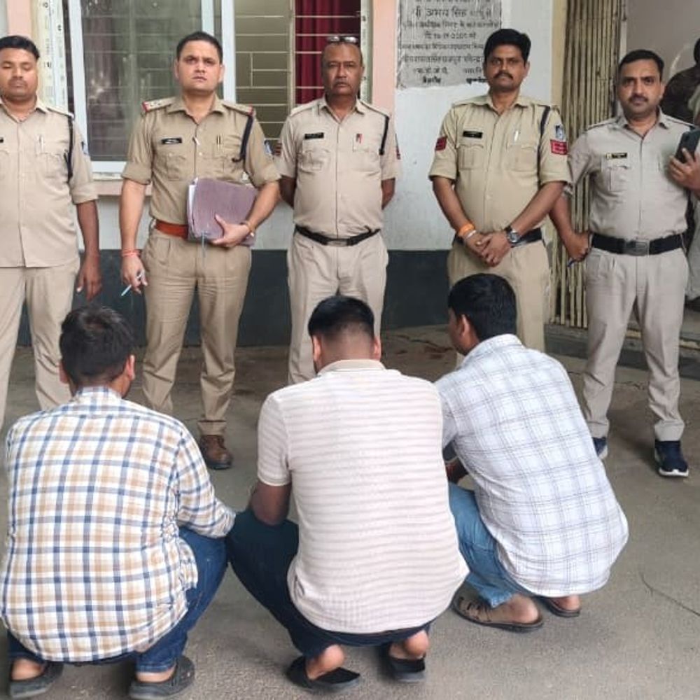 ढाबे पर मारपीट, तोड़फोड़-हवाई फायरिंग, 3 गिरफ्तार:एक साल से फरार फरार थे, शराब के पैसे नहीं देने पर हुआ था विवाद
