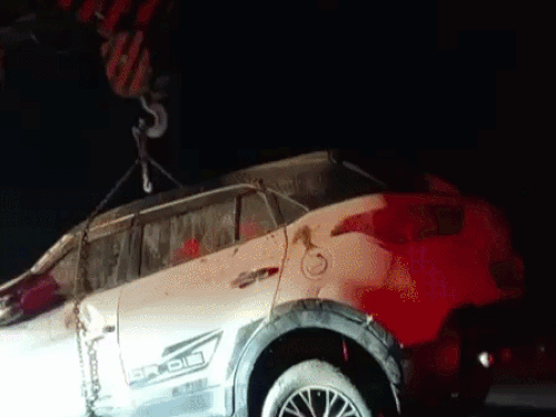 मोड़ पर बेकाबू होकर बांध में गिरी कार, 1 मौत:दूसरा सवार जिंदा बचा, गाड़ी में 10 लाख कैश भी था