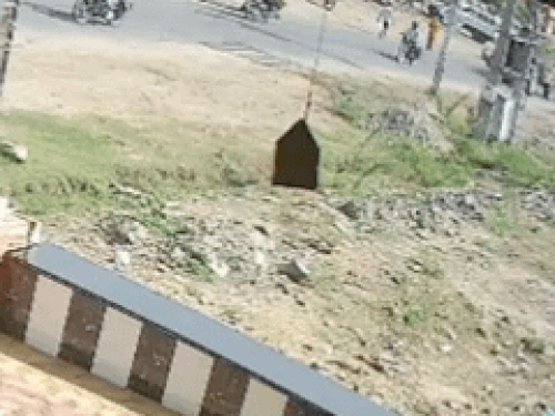 बजरी भरे ट्रैक्टर ने बाइक सवार को कुचला, मौत:रोड क्रॉस कर रहे थे, ग्रामीणों ने बजरी माफिया पर रोक लगाने की मांग की
