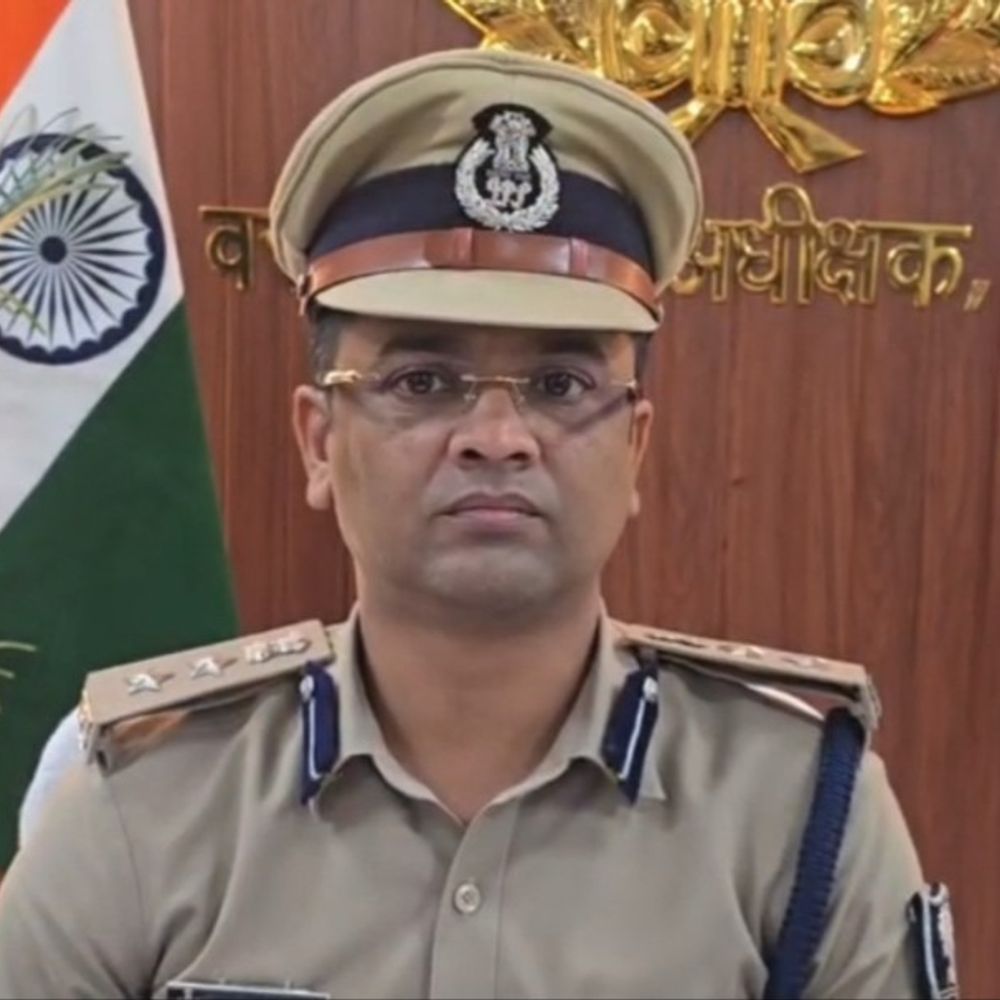 दरभंगा में ड्यूटी से गायब मिले 2 पुलिसकर्मी सस्पेंड:दुर्गा पूजा में नीम चौक पर लगाई गई थी ड्यूटी; थानाध्यक्ष की रिपोर्ट पर SSP ने की कार्रवाई
