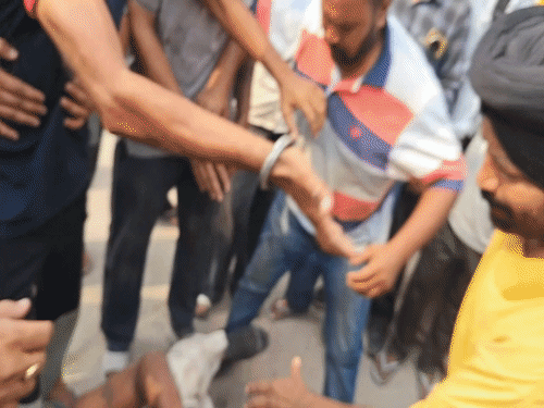 लुधियाना में ATM ठग को पब्लिक ने दबोचा वीडियो:जूतों से की जमकर पिटाई, पर्स से मिले दर्जनों कार्ड; मोबाइल से बना रहा था PIN का वीडियो
