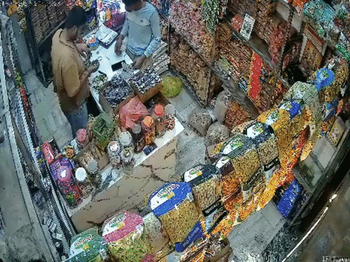 लुधियाना में दुकान से मोबाइल चोरी:15 रुपए का सामान लेने के बहाने बातों में उलझाया; 5 रुपए की टॉफी मांगते ही टेबल से फोन ले उड़ा शातिर,CCTV में कैद