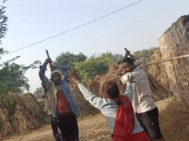 खेत में मेड-जाेतने को लेकर महिलाओं को लाठियों से पीटा:चार लोग घायल; पहले से चल रहा था विवाद