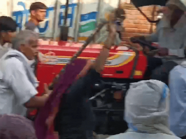 सरपंच-चुनाव में वोटिंग को लेकर दो पक्ष भिड़े, सिर फोड़े:हॉस्पिटल में सीपीआर देकर बचाई युवक की जान; एक-दूसरे पर क्रॉस एफआईआर करवाई