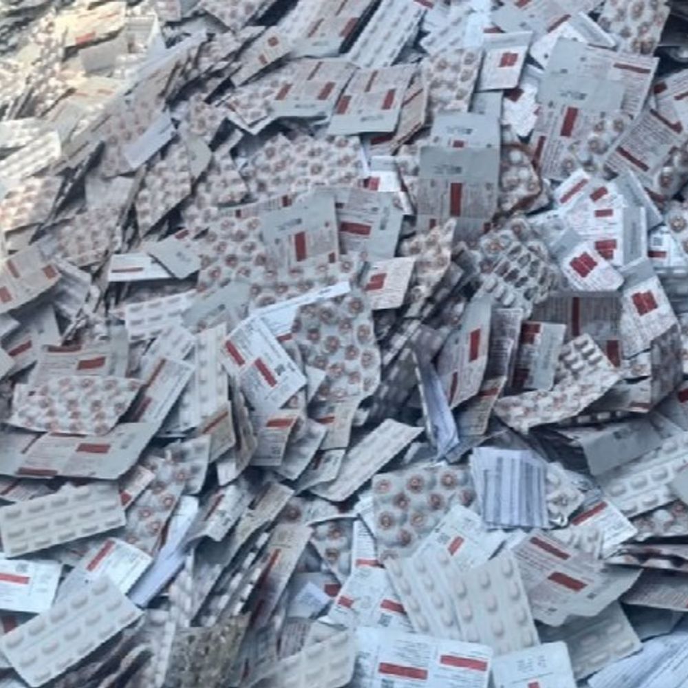 आगरा में करोड़ों की अवैध दवाओं पर कंपनियों की चुप्पी:नाले और झाड़ियों से मिली थी, एक सप्ताह बाद भी जवाब नहीं, विभाग ने भेजे रिमाइंडर