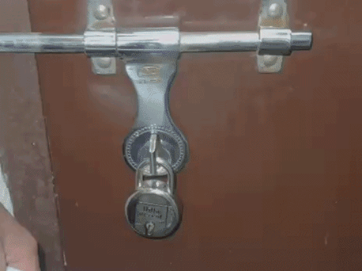 ABVP छात्रों ने आर्टस-कॉलेज प्रिंसिपल ऑफिस में ताला लगाया:कार की बोनट पर चढ़कर नारे लगाए, छात्रसंघ चुनाव कराए जाने की मांग