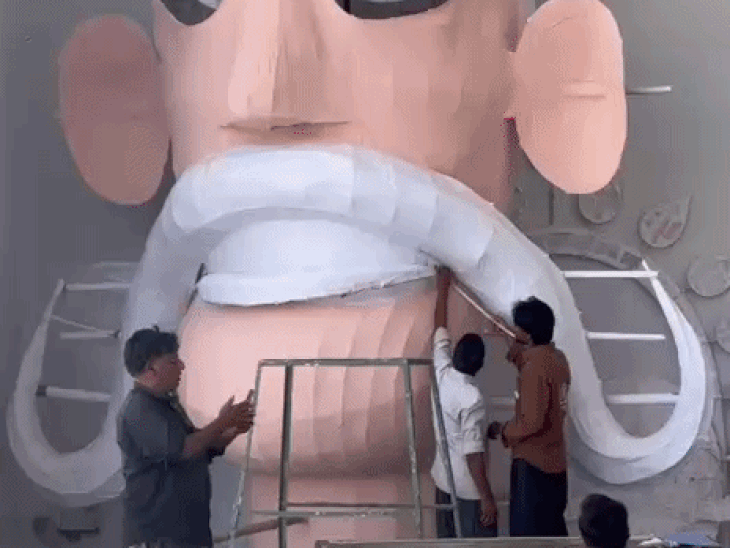 दशहरा पर रावण तलवार चलाकर गर्दन घुमाता आएगा नजर:मूंछें भी हिलाएगा; 105 फीट से ज्यादा ऊंचे पुतले को बनाने दिल्ली से आए कारीगर