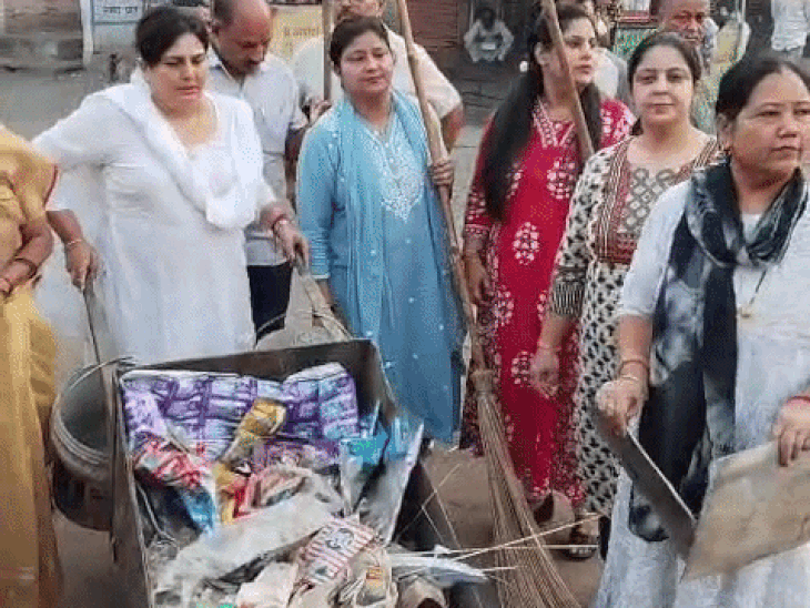 कोटा में सुबह 6बजे सड़कों पर झाडू लेकर उतरीं मेयर:पार्षदों के साथ लगाई झाड़ू, हाथ से चलाने वाली गाड़ी में इकट्ठा किया कचरा