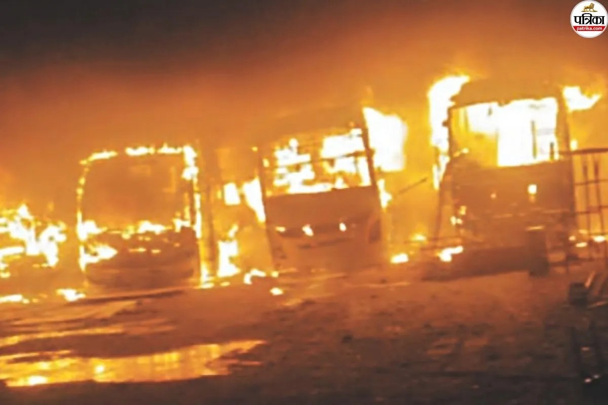 Jodhpur: Fodder-Laden Truck Catches Fire, Suspected to Have Touched Power Lines; Four Buses Gutted in Separate Fire on Pal Road