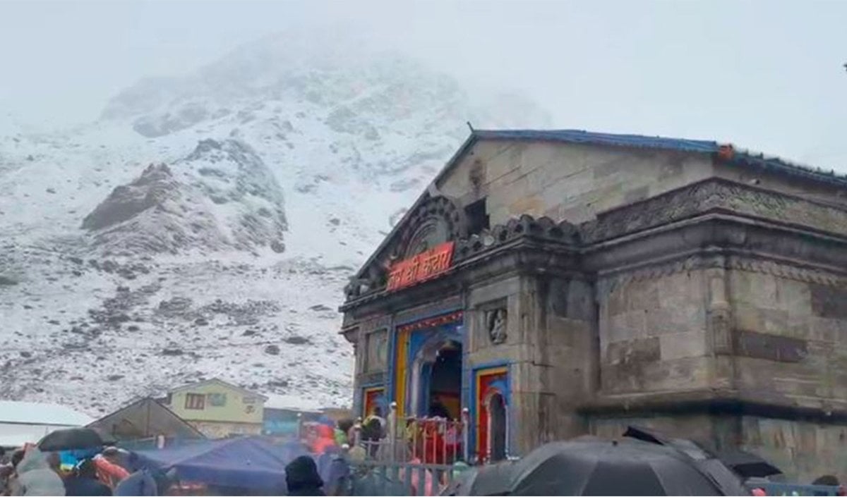 Kedarnath में Snowfall के बाद प्रशासन High Alert पर, CCTV से हो रही रास्तों की निगरानी