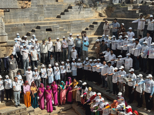 आसपुरा बावड़ी में ‘स्वच्छता ही सेवा अभियान’ के तहत श्रमदान:डॉ. मीणा ने कहा- यह हमारी सामूहिक जिम्मेदारी, सभी को शपथ दिलाई