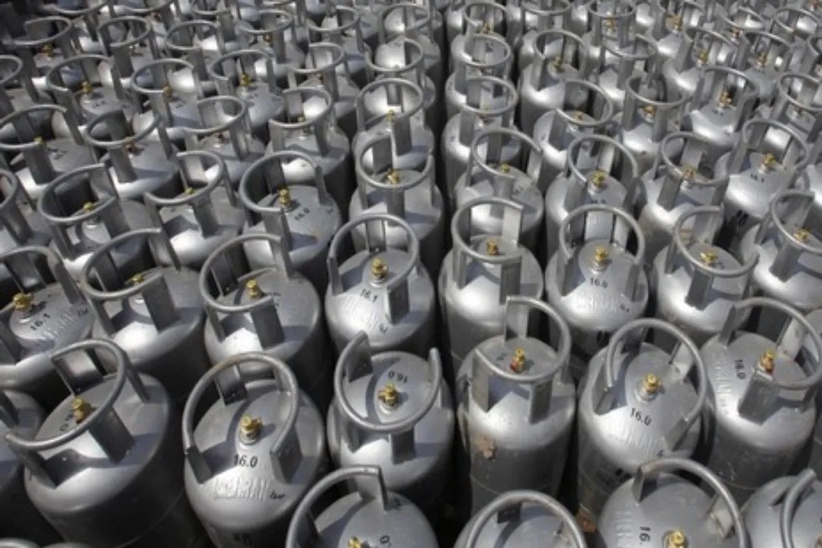 पाकिस्तान में LPG संकट से लोग परेशान, कई जगह एक गैस सिलेंडर की कीमत पहुंची 10 हज़ार रूपए