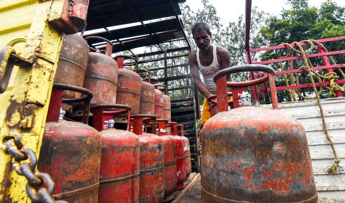 महंगाई का बड़ा झटका! विमान ईंधन ATF ₹16/लीटर तो कमर्शियल LPG ₹62.59 हुआ महंगा, जानें आपकी जेब पर क्या पड़ेगा असर