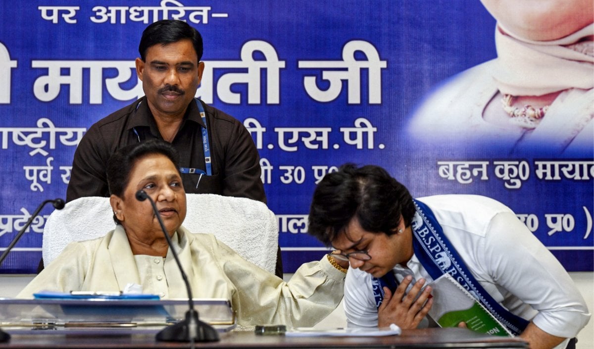 सियासी मजबूरी या सोची-समझी Strategy? Mayawati ने भतीजे Akash Anand को फिर बनाया राष्ट्रीय संयोजक