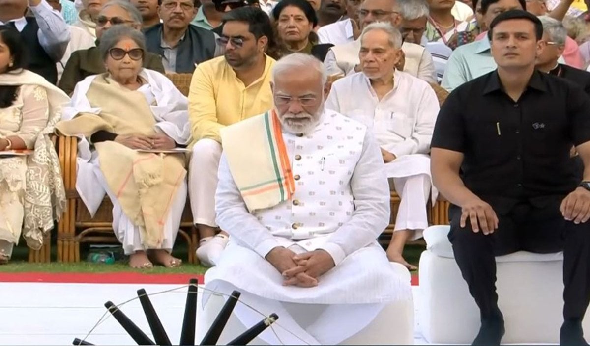 Rajghat पर सर्व-धर्म प्रार्थना में शामिल हुए PM Modi, शास्त्री जी को भी किया नमन