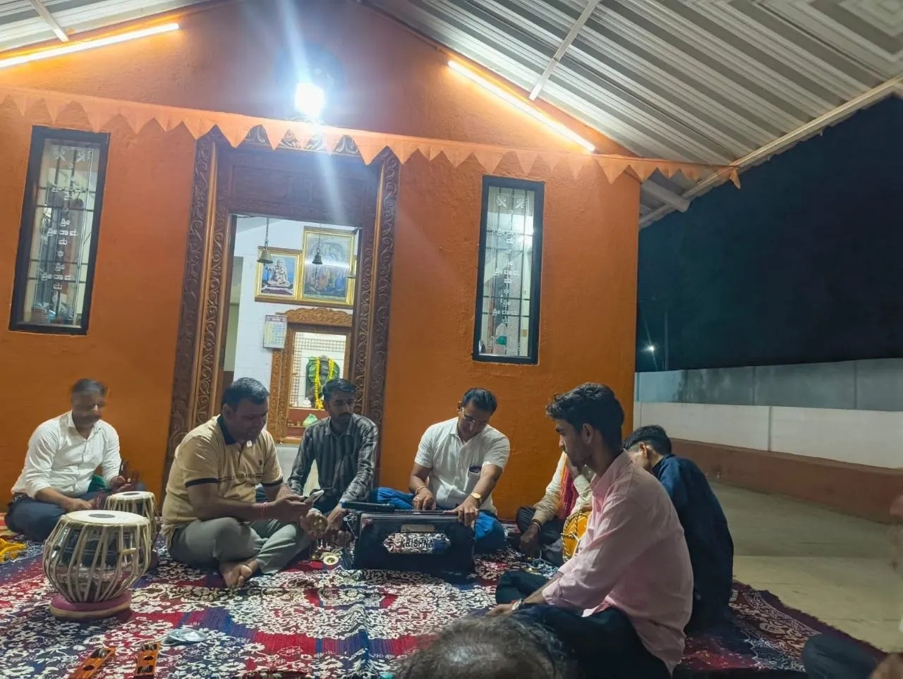 भजनों से गूंजा हनुमान मंदिर, जयकारों से भक्तिमय हुआ माहौल