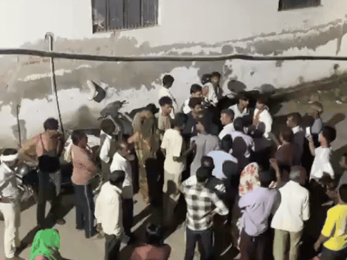 महिला की मौत के बाद मायके वालों का हंगामा:ससुराल में जाकर पथराव किया, कई लोग हुए घायल