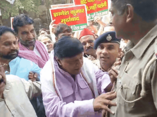 सपा सांसद सुमन को पुलिस ने हाउस अरेस्ट किया:बोले-गिरफ्तार कर लाइन भेज दो, चुनाव आयोग नहीं मोदी आयोग