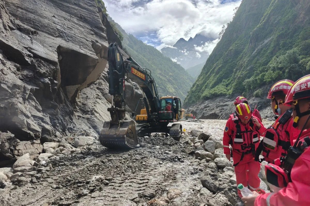 नेपाल में अब हिमस्खलन ने मचाई तबाही, पर्वतारोहियों का कैंप तैयार कर रहे 15 मजदूरों की मौत, एक अब भी लापता