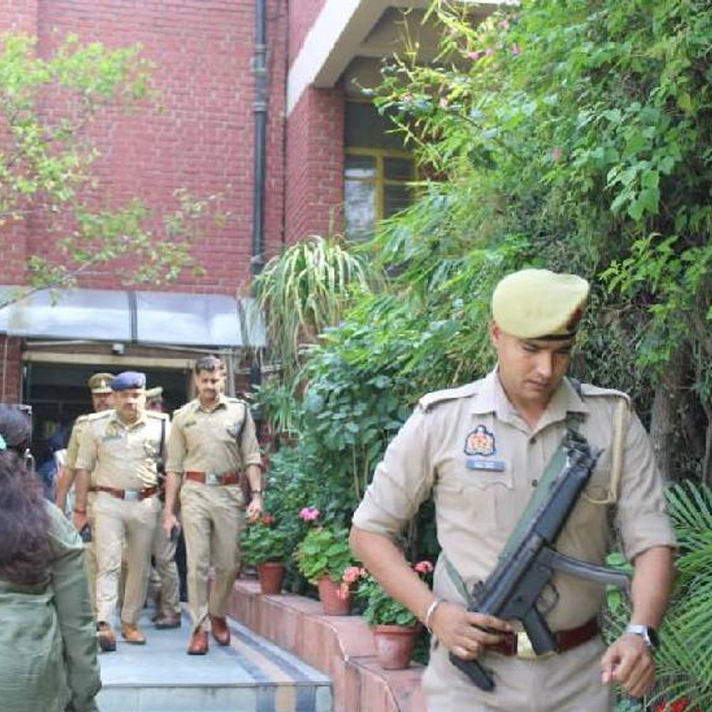 नोएडा के 12 स्कूलों को बम से उड़ाने की धमकी:बच्चों को घर भेजा गया, बम निरोधक दस्ता, डॉग स्क्वॉड, पुलिस की टीमें तैनात