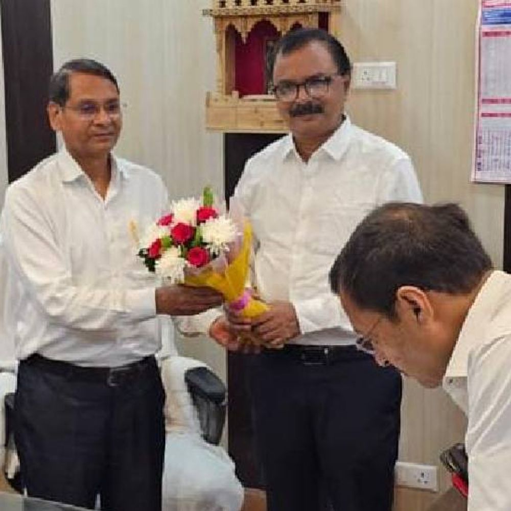 गोरखपुर में डॉ. नंदलाल बने कार्यवाहक CMO:राज्य क्षय रोग अधिकारी पर प्रमोशन के बाद डॉ. राजेश झा ने सौंपा कार्यभार