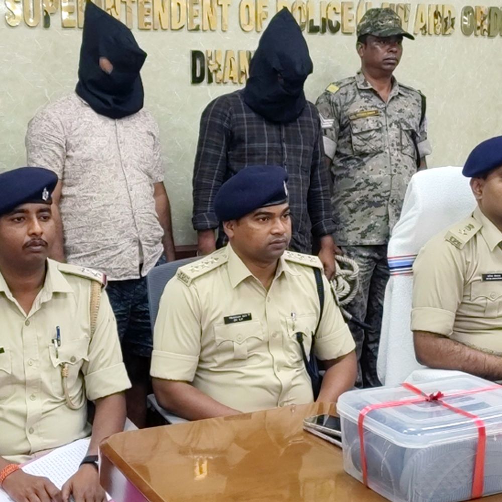 धनबाद में ATM कार्ड फंसाकर ठगी करने वाले दो गिरफ्तार:गलत हेल्पलाइन नंबर देकर कार्ड चुराया, ज्वेलरी-चप्पल की दुकानों से खरीदारी की