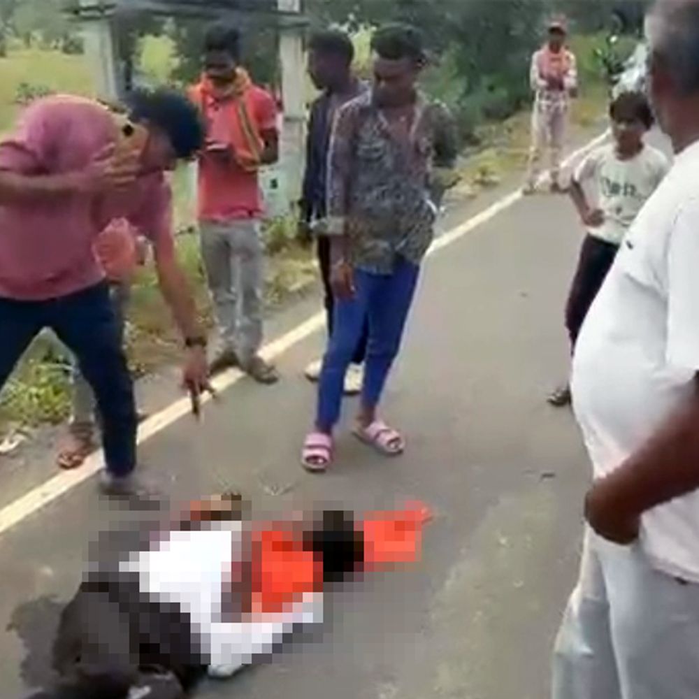 तेज रफ्तार बाइक पेड़ से टकराई, एक युवक की मौत:हादसे में दो गंभीर रूप से जख्मी, रिश्तेदार के घर से लौट रहे थे तीनों दोस्त