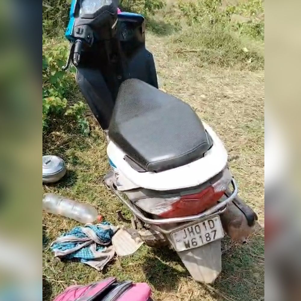 नावाडीह जंगल में बम ब्लास्ट से 3 जानवरों की मौत:शिकारियों के भागने के बाद स्कूटी और सामान बरामद, पुलिस-वन विभाग जांच में जुटे