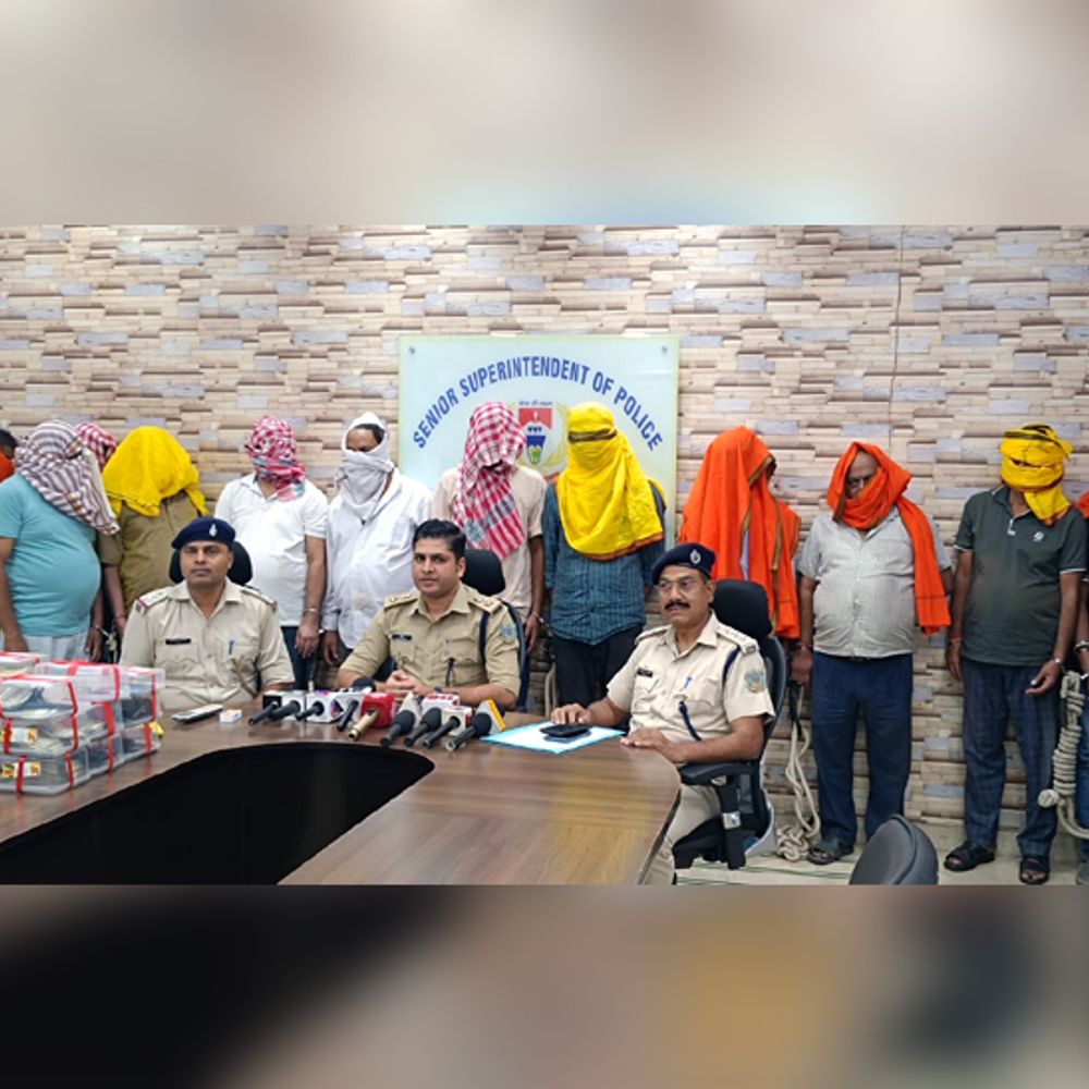 जमशेदपुर में जुआ खेलते 15 लोग गिरफ्तार:बिरसानगर के प्रकाश नगर में एक मकान से 7.67 लाख कैश और 16 मोबाइल फोन जब्त