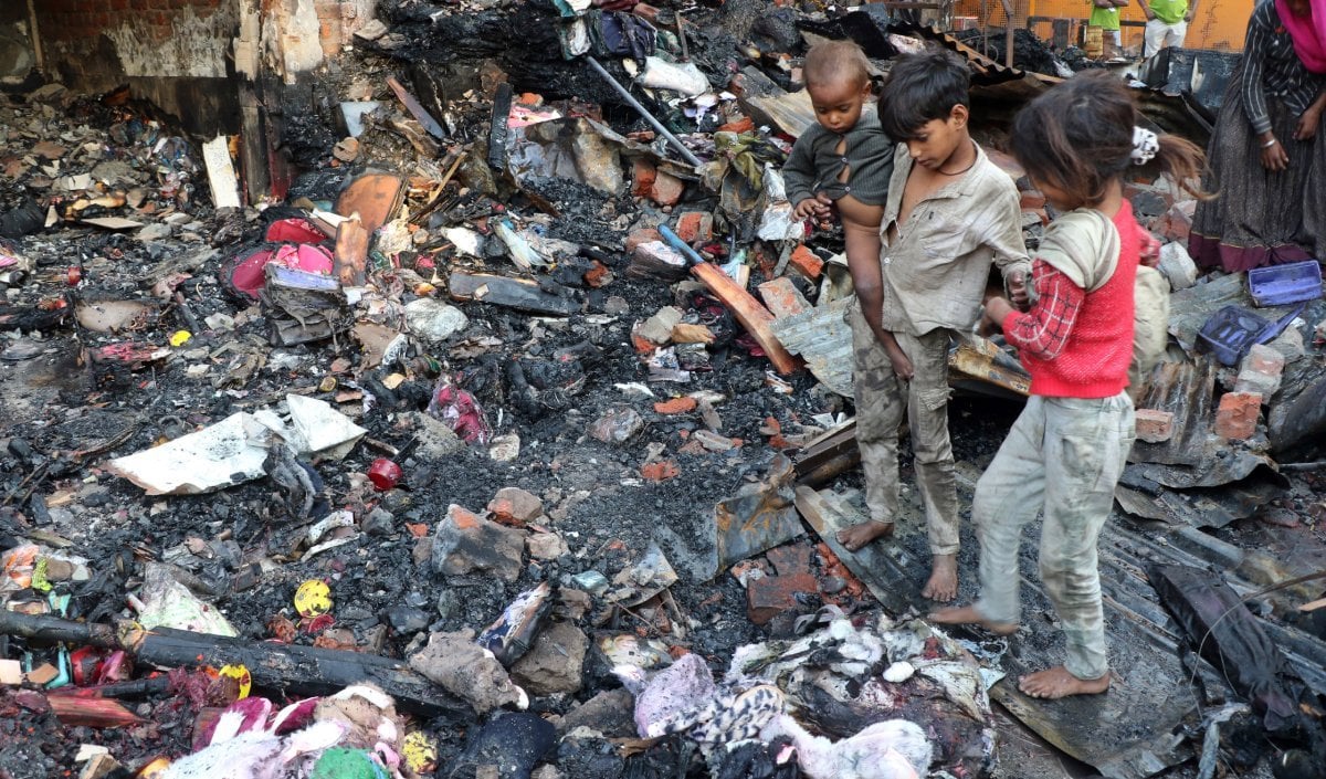 Noida Shoe Factory Fire | नोएडा के सेक्टर-65 में जूता फैक्ट्री में भीषण आग! बेसमेंट में धुआं भरने से मची अफरा-तफरी, 3 महिलाएं झुलसीं