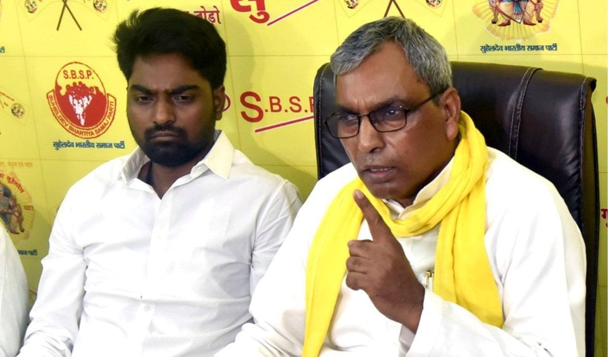 SBSP चीफ Om Prakash Rajbhar को झटका, चंदौली में दर्जनों पदाधिकारियों ने दिया इस्तीफा