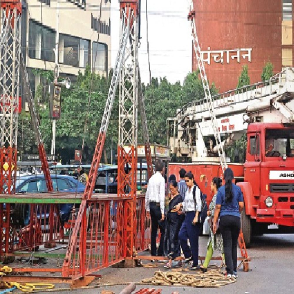 दुकानों में फायर एनओसी, सुरक्षा इंतजामों पर सवाल:कब्जों-तारों में उलझी दमकल, डेढ़ किमी में लगे 30 मिनट