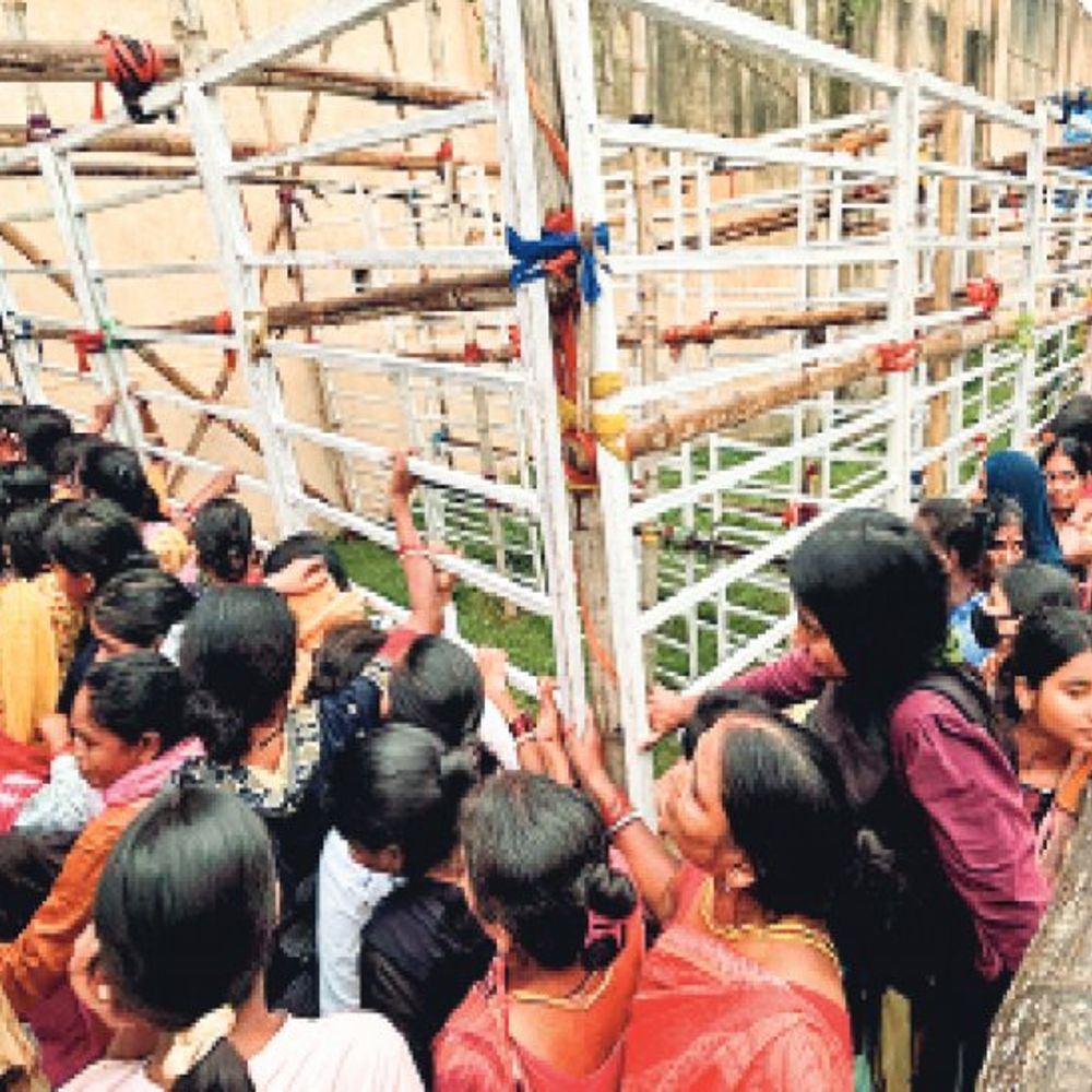 झमाझम बारिश में भी काउंटर पर उमड़ी भीड़:भारत और वेस्टइंडीज की टीम रांची पहुंचेंगी, आज भी ऑनलाइन मिलेंगे टिकट