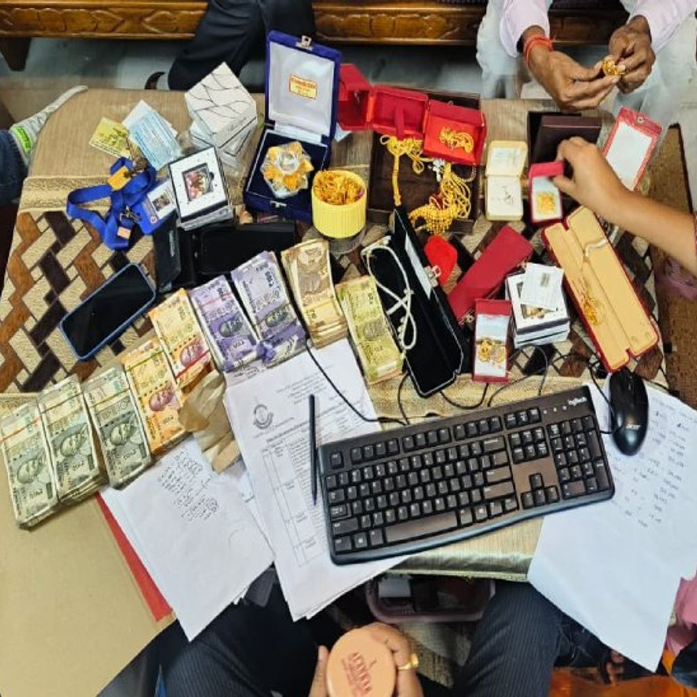 एडीएम के 35 बैंक खातों में 1.49 करोड़:पत्नी-बेटे के नाम 12 प्लॉट, वैध आय से 135 फीसदी अधिक संपत्ति के मामले में एसवीयू छापा