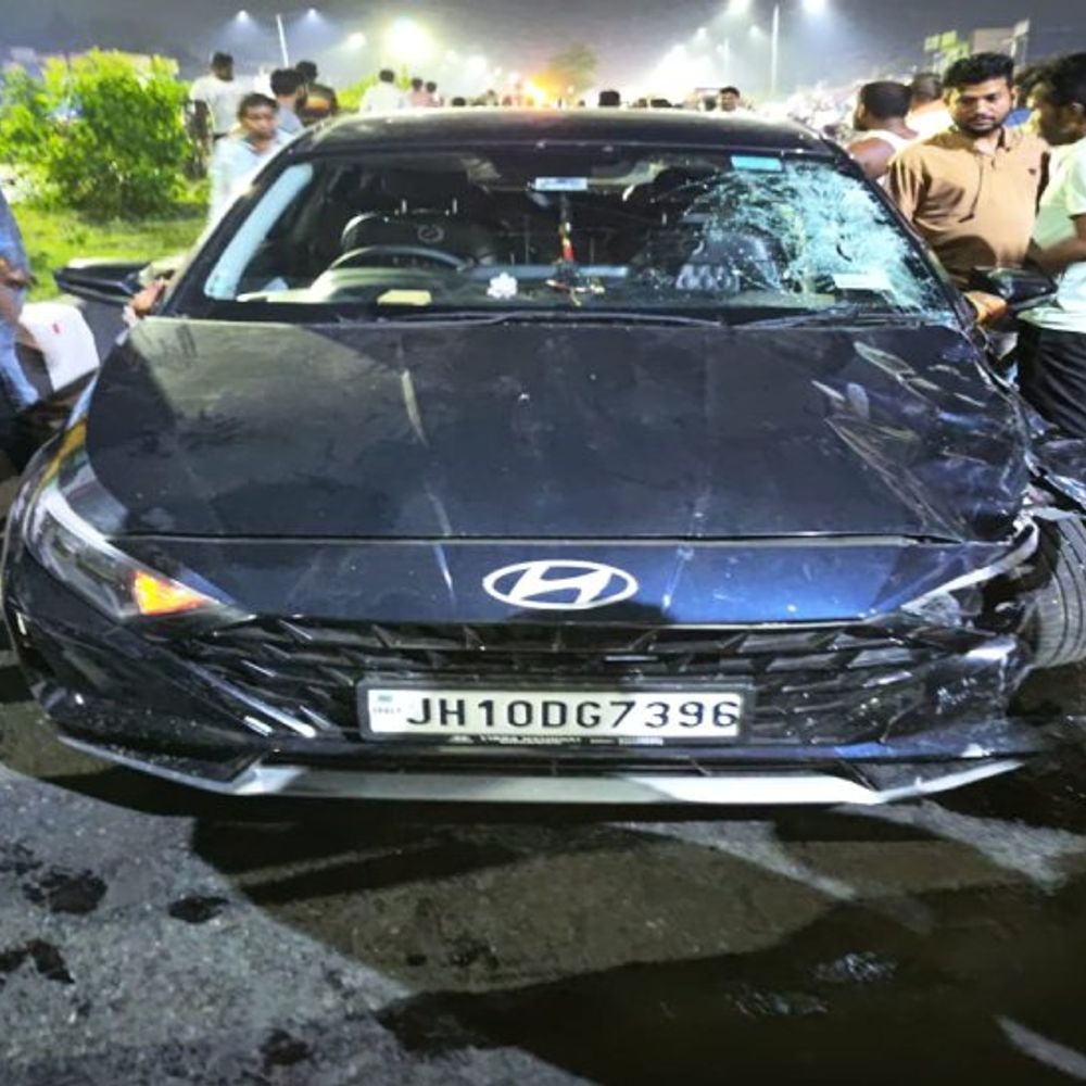नशे में कार चालक ने बाइक को ठोका:मां की मौत, दे बेटे-भाई जख्मी; बरवाअड्डा में भीड़ ने कार सवार को पकड़ कर पुलिस को सौंपा