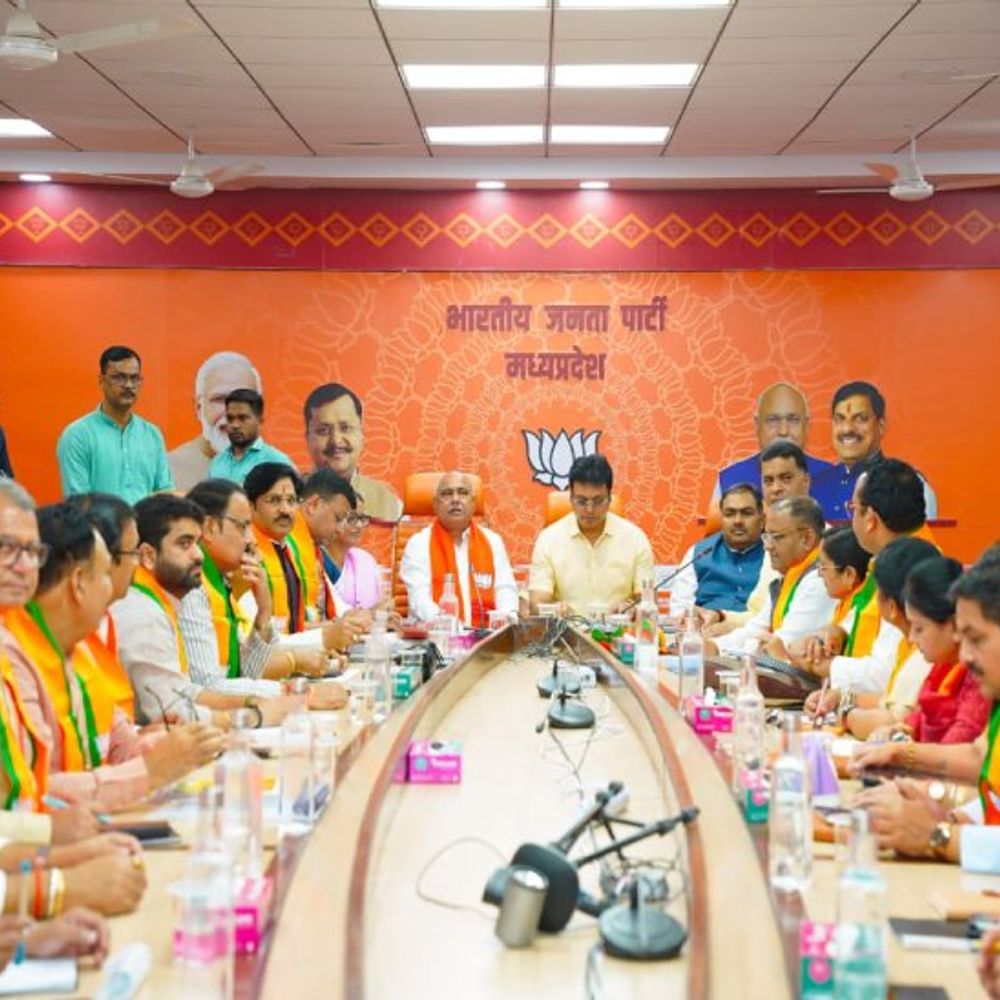 भाजपा की पहली कोर ग्रुप बैठक:डिप्टी सीएम बोले- अफसर हमारी सुनते ही नहीं; सीएम बोले- आपके विभाग में कफ सिरप जैसी घटना कैसे?