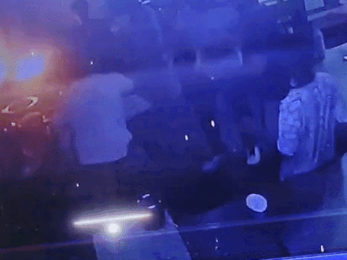 होटलकर्मी पर चाकू से हमला,दो पुलिसकर्मी समेत 6 पर FIR:खाना नहीं मिलने पर रसोई में घुसे थे, मारपीट कर फरार हो गए थे आरोपी