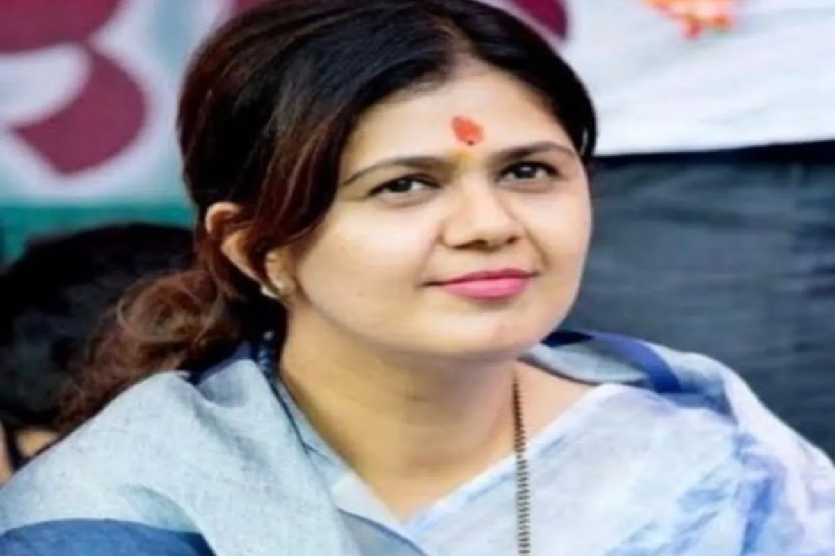 पंकजा मुंडे ने अंतरवाली सराटी गांव को लिया गोद, बोलीं- जाति-धर्म की दीवारें तोड़कर करूंगी विकास