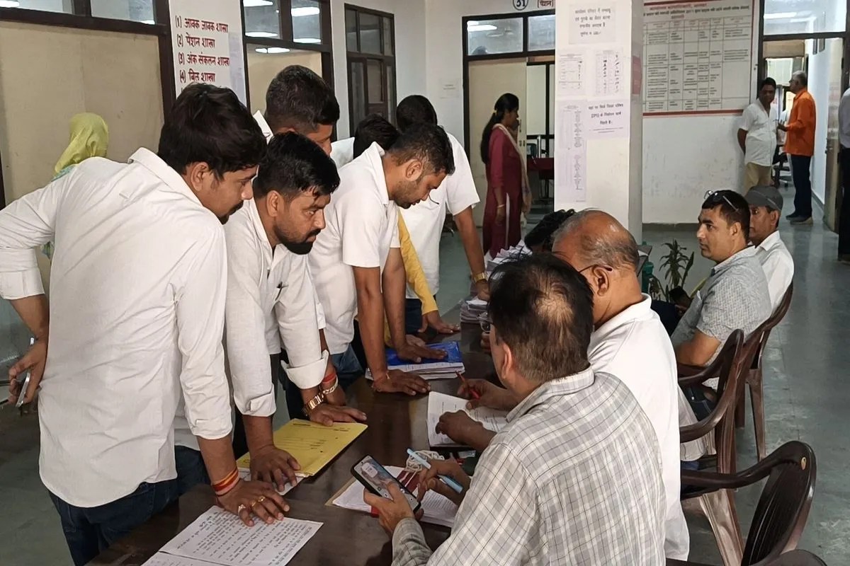 Alwar: मिनी सचिवालय में नामांकन जमा कराने के लिए उम्मीदवारों की भीड़, नए चेहरों पर दांव लगाएगी BJP 