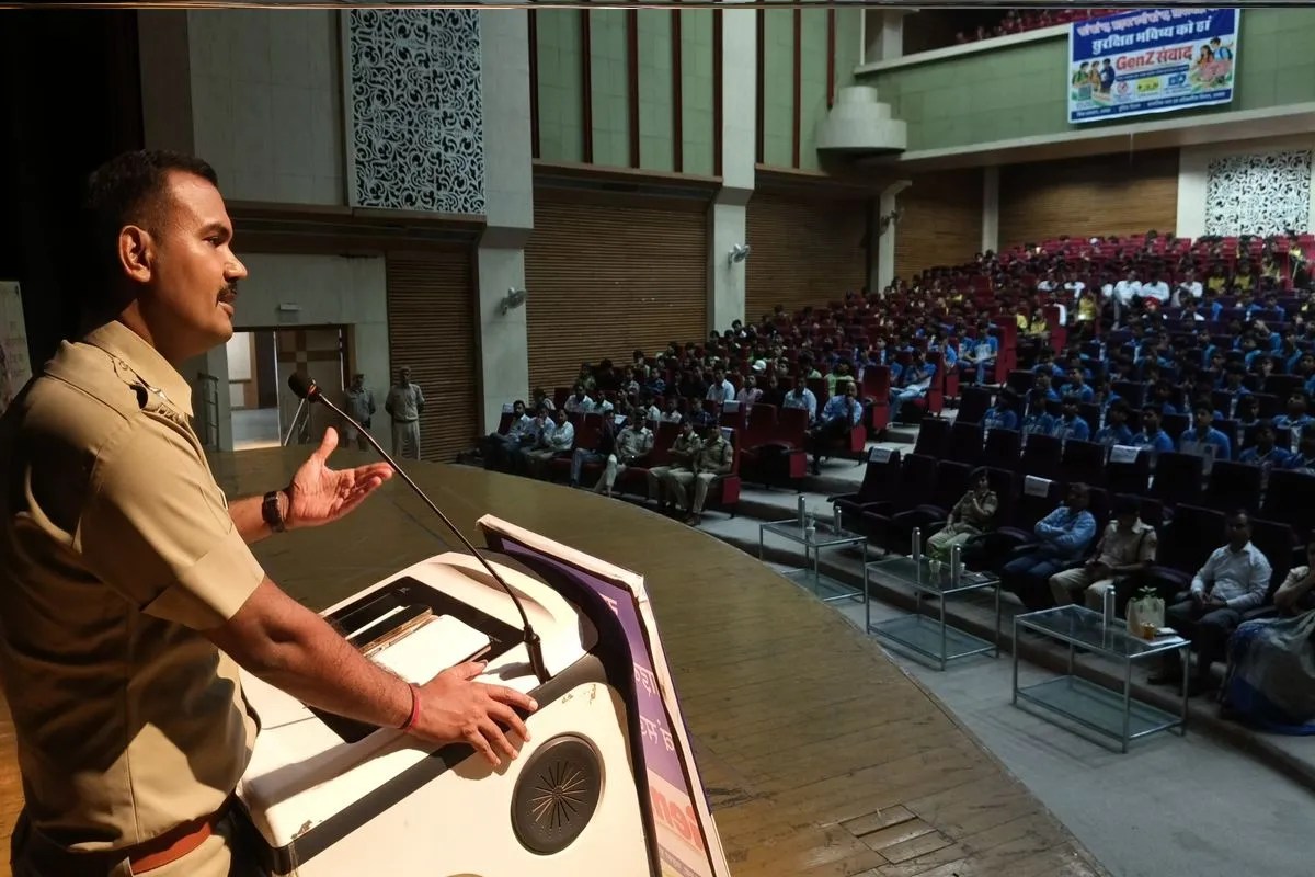 अलवर में GenZ संवाद: 1200 से अधिक युवाओं को दिया नशा मुक्ति, साइबर और ट्रैफिक सुरक्षा के टिप्स