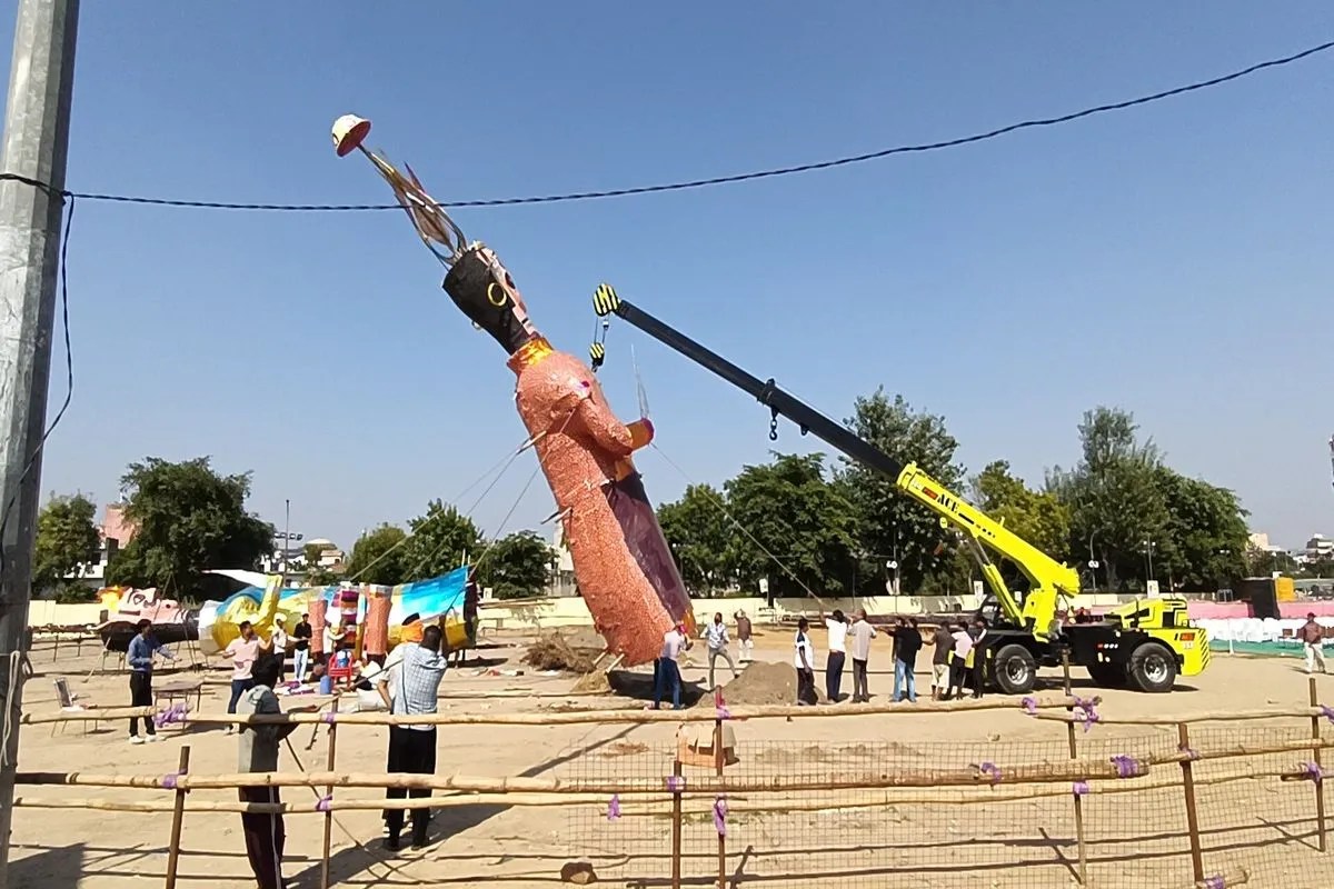 Alwar Ravan Dahan: दशहरा मैदान में जलेगा 65 फीट का रावण, रिमोट से होगा दहन